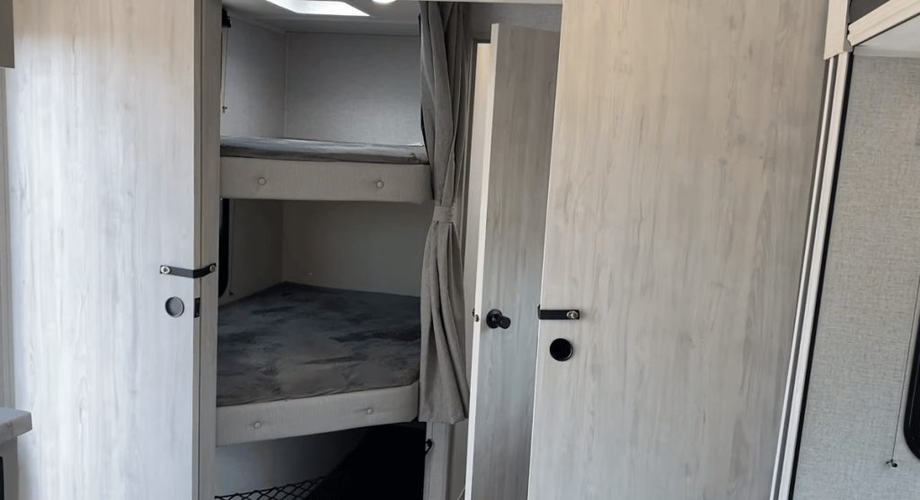 Della Terra 300DB bunks