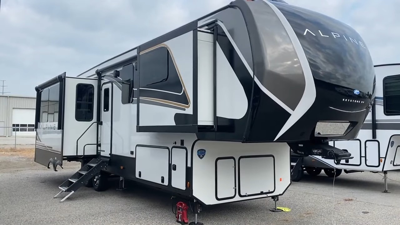 Serious Space in the 2024 Alpine 3303CK 5th Wheel