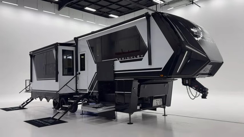 Exterior profile of Brinkley G 3250 5th Wheel