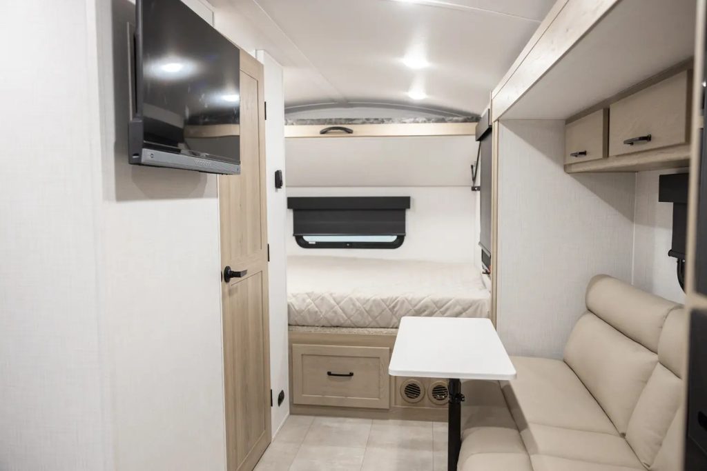 dinette and bedroom in Geo Pro G20FK